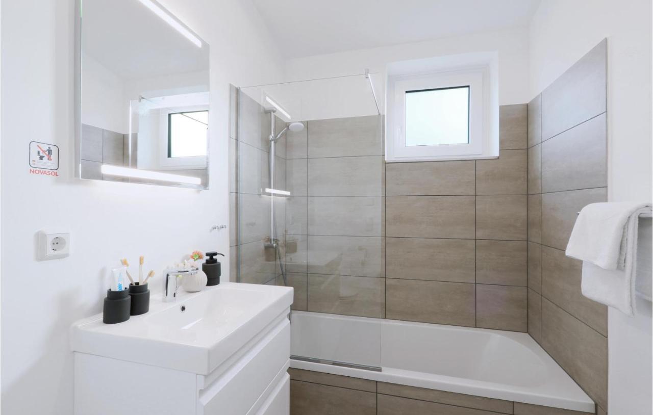 Stunning Home In Lembruch-Duemmer See With Wifi Екстериор снимка